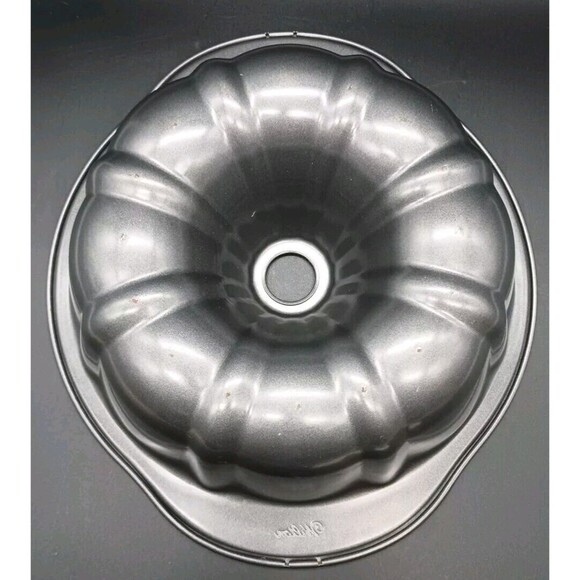 Wilton 9.75" x 3.38" Cast Aluminum Non Stick Fluted Bundt Cake Pan w/Handles - Picture 1 of 2